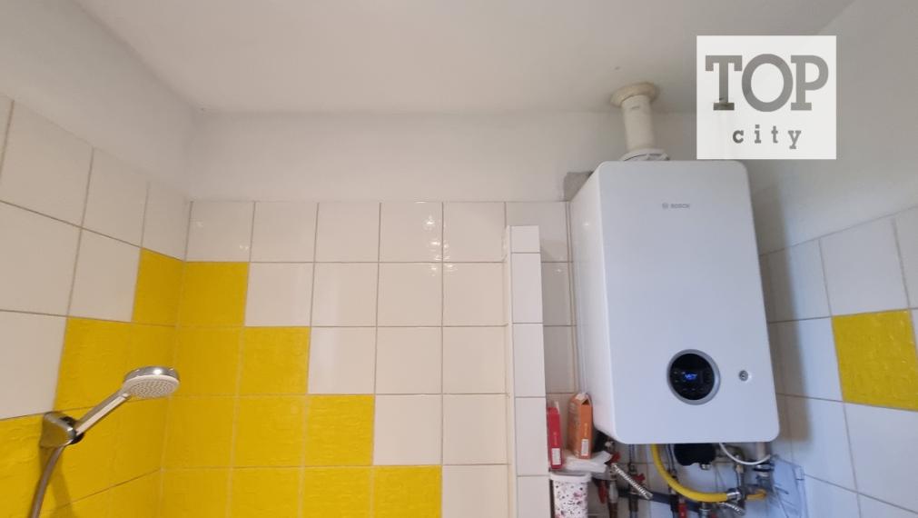 EXKLUZÍVNE.   Predaj 3 izbový  byt,  Lipt.Mikuláš, 80,64 m2,   tehlový bytový dom s vlastným kúrením a loggiou.