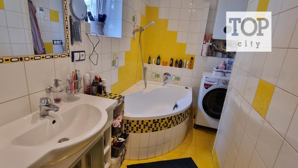 EXKLUZÍVNE.   Predaj 3 izbový  byt,  Lipt.Mikuláš, 80,64 m2,   tehlový bytový dom s vlastným kúrením a loggiou.