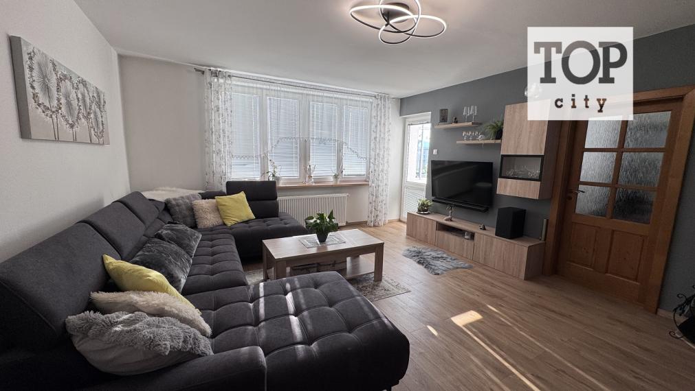 EXKLUZÍVNE.   Predaj 3 izbový  byt,  Lipt.Mikuláš, 80,64 m2,   tehlový bytový dom s vlastným kúrením a loggiou.