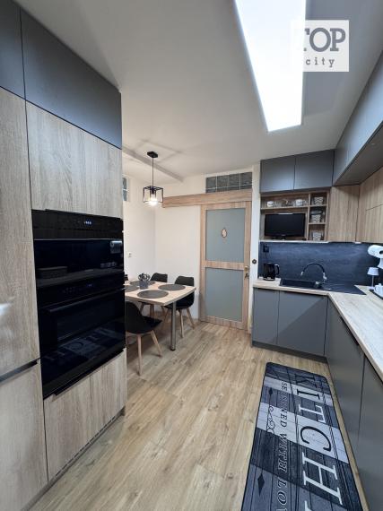 EXKLUZÍVNE.   Predaj 3 izbový  byt,  Lipt.Mikuláš, 80,64 m2,   tehlový bytový dom s vlastným kúrením a loggiou.