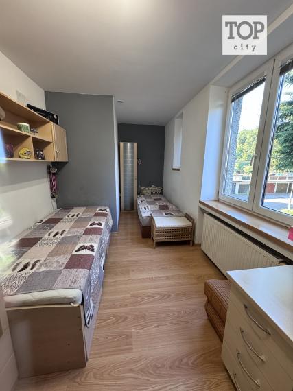 EXKLUZÍVNE.   Predaj 3 izbový  byt,  Lipt.Mikuláš, 80,64 m2,   tehlový bytový dom s vlastným kúrením a loggiou.