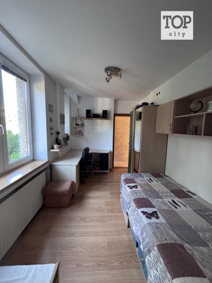 EXKLUZÍVNE.   Predaj 3 izbový  byt,  Lipt.Mikuláš, 80,64 m2,   tehlový bytový dom s vlastným kúrením a loggiou.