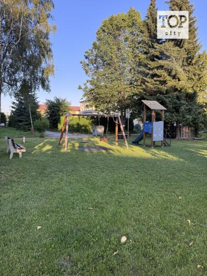 EXKLUZÍVNE.   Predaj 3 izbový  byt,  Lipt.Mikuláš, 80,64 m2,   tehlový bytový dom s vlastným kúrením a loggiou.