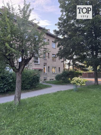 EXKLUZÍVNE.   Predaj 3 izbový  byt,  Lipt.Mikuláš, 80,64 m2,   tehlový bytový dom s vlastným kúrením a loggiou.
