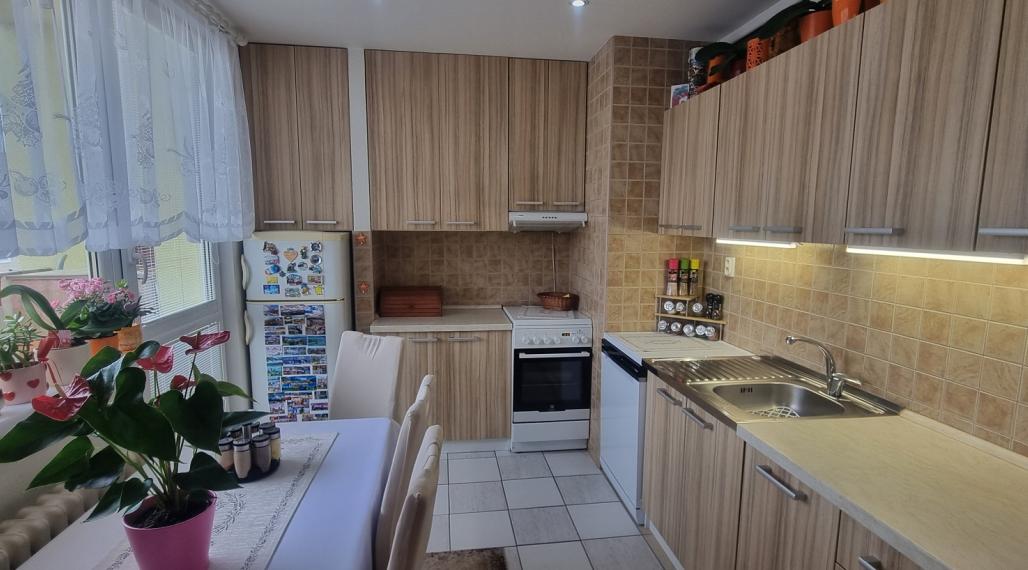 EXKLUZÍVNE v Kežmarku predaj 3 izbový zariadený byt s balkónom ,65 m2.