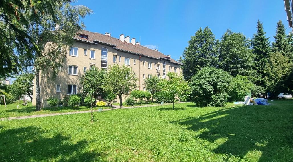 EXKLUZÍVNE.   Predaj 3 izbový  byt,  Lipt.Mikuláš, 80,64 m2,   tehlový bytový dom s vlastným kúrením a loggiou.