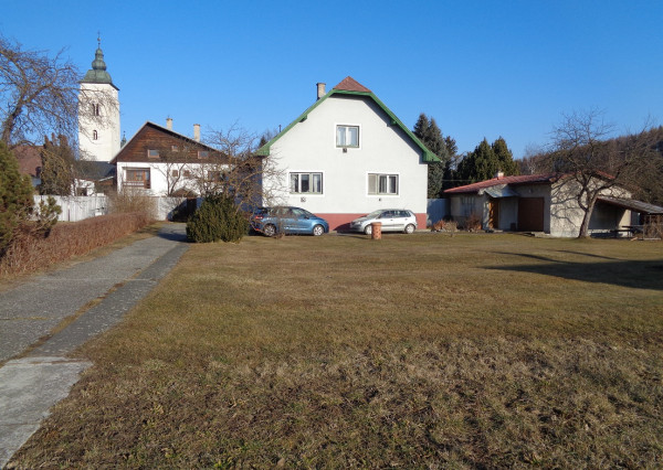 Predaj rodinný dom V. Lomnica 162 m2,pozemok 1231 m2 , 2 garáže ,prístavba 58 m2.