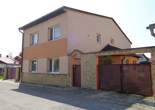 Predaj Kežmarok -Ľubica 2 generačný RD ,340 m 2 ,2 garáže ,pozemok 782 m.
