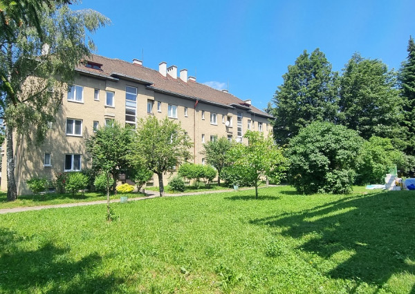EXKLUZÍVNE.   Predaj 3 izbový  byt,  Lipt.Mikuláš, 80,64 m2,   tehlový bytový dom s vlastným kúrením a loggiou.