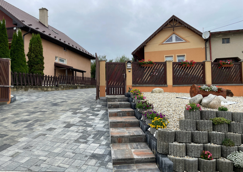 EXKLUZÍVNE NA PREDAJ RODINNÝ DOM V ŽAKOVCIACH